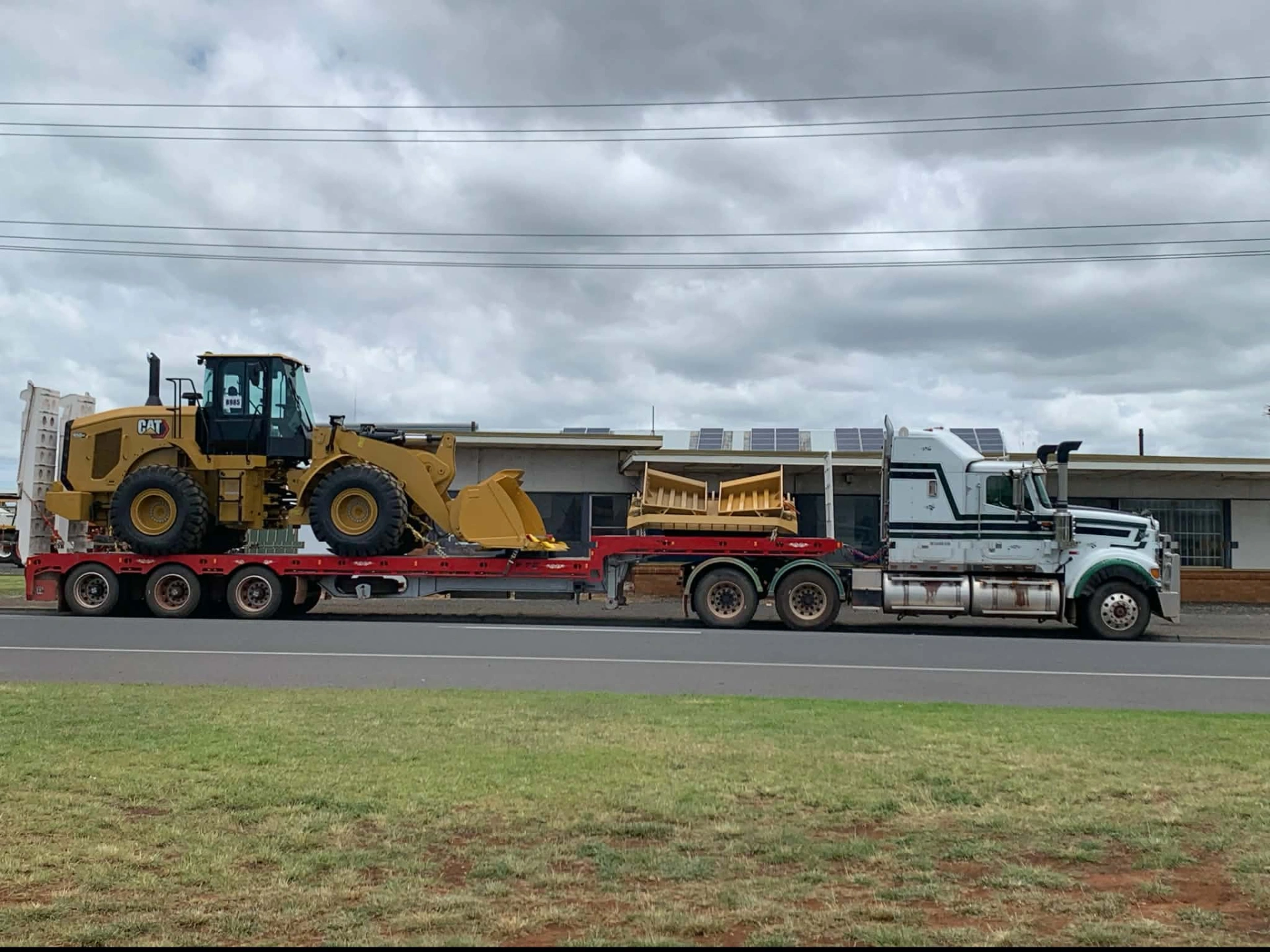 CAT 950 Wheel loader - on Trailer behind Prime Mover.JPG