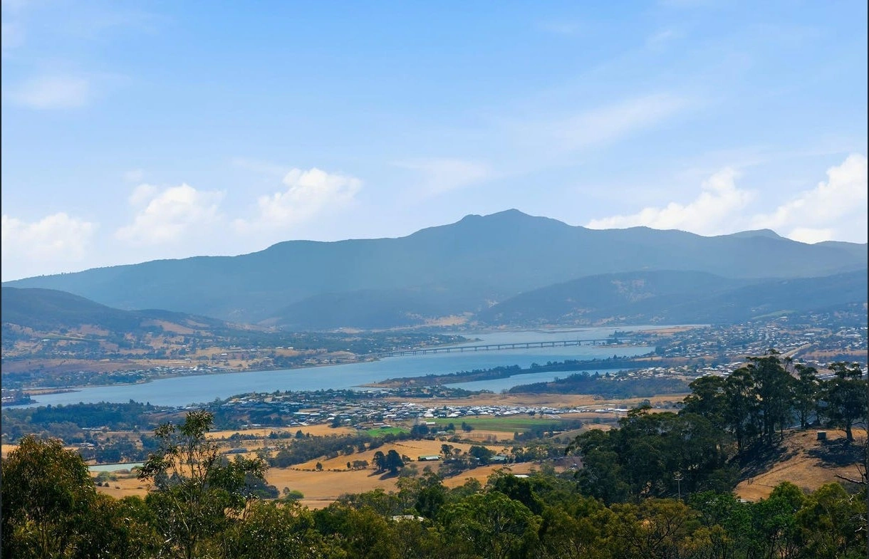 f24-derwent-river-kunanyi-view.jpg