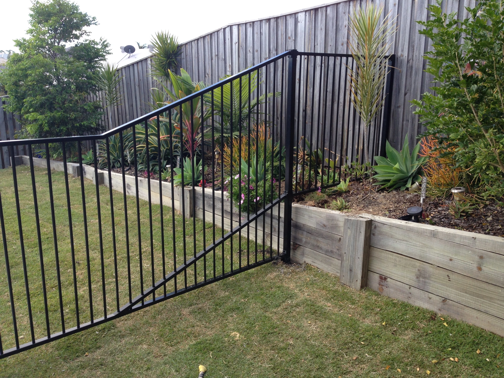 Aluminium Fencing 2.JPG