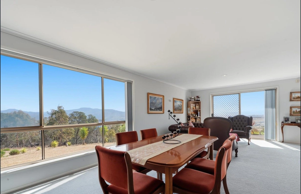 f09-dining-mountain-view.jpg
