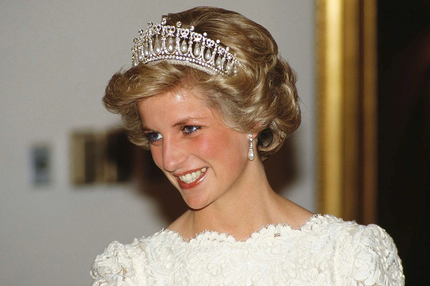 the-crown-princess-diana-tout-102523-d49a0181d06c4cb0b1672492912b2739.jpg