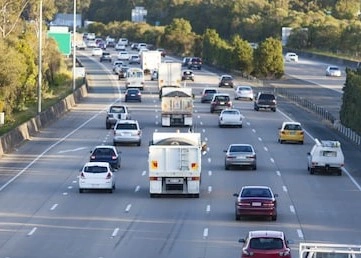 busy-australian-m1-highway-peak-260nw-141093574.jpg