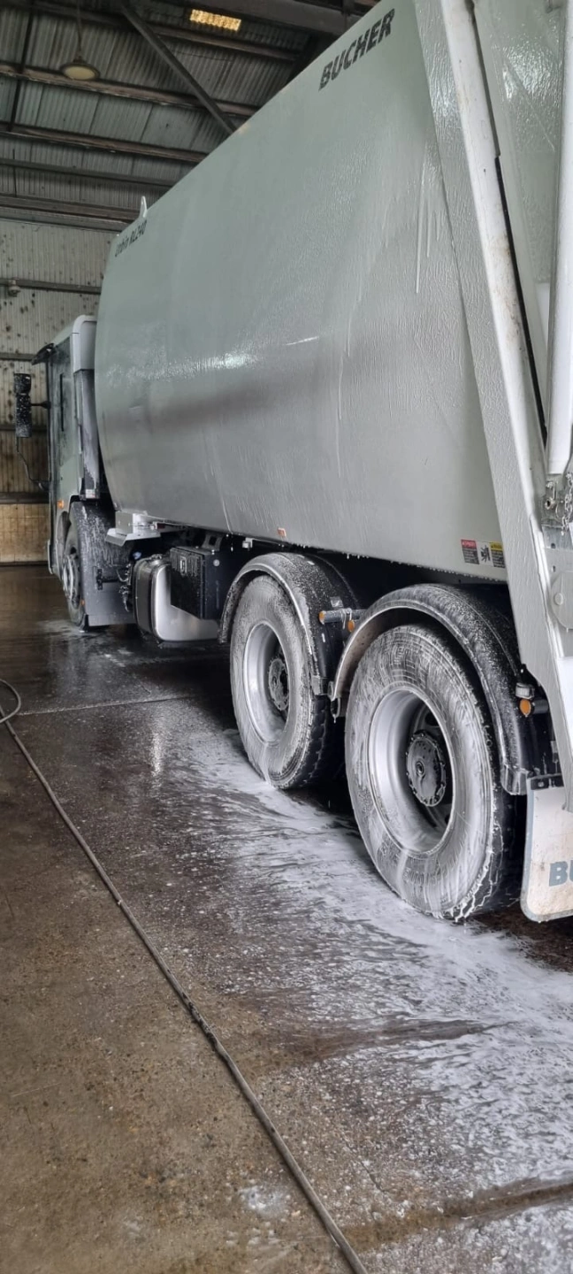 white bin truck.JPG