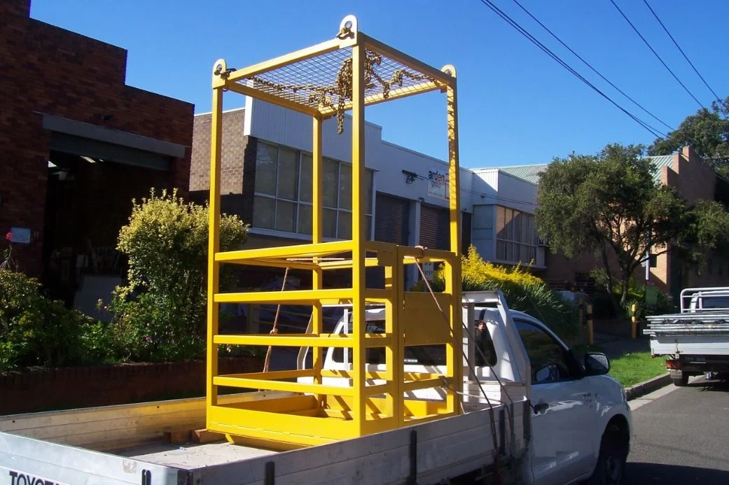 2+man+box+crane+-+closed+top.webp