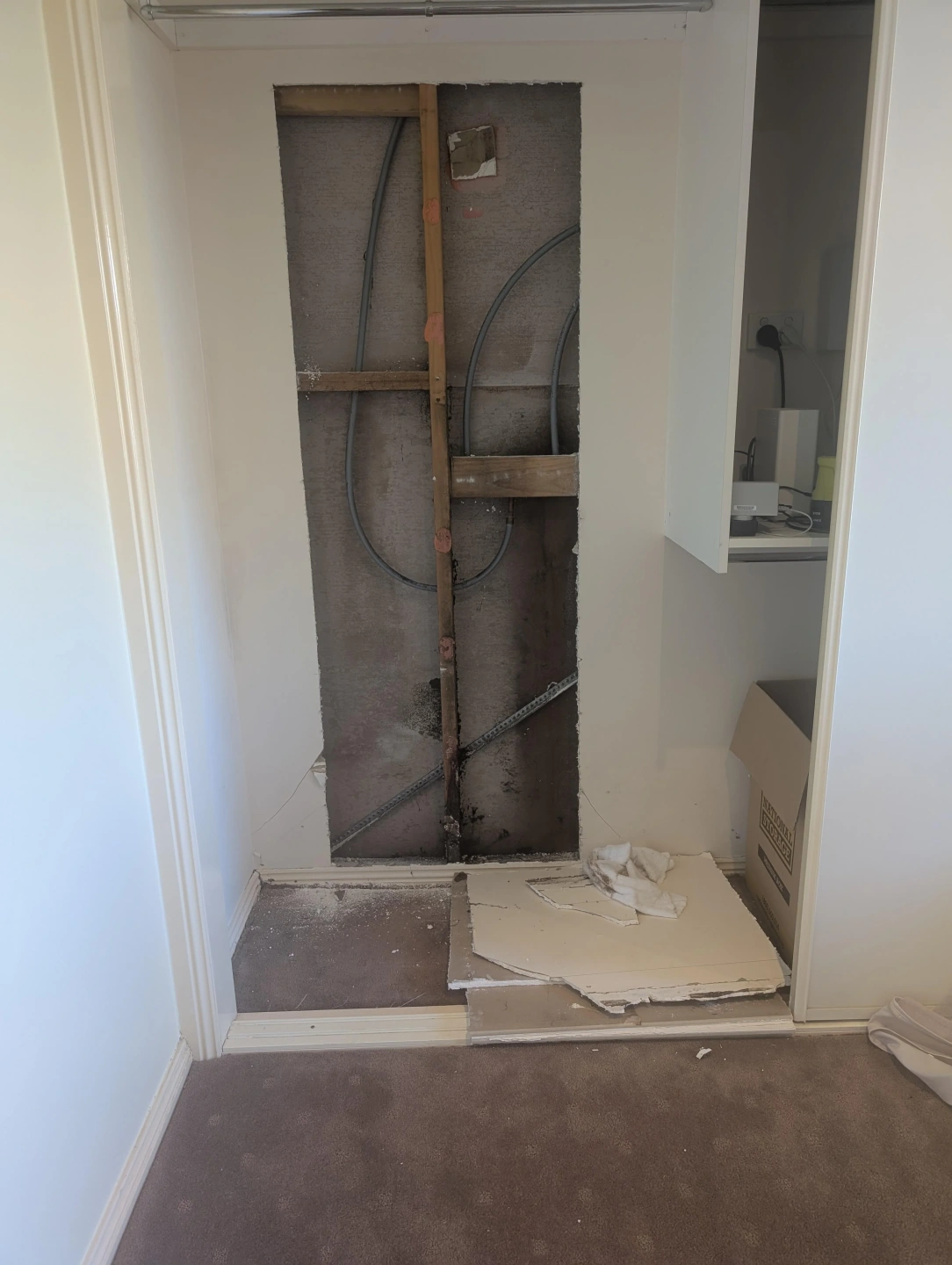 water-from-shower-leaking-into-wall-cavity-mould-and-water-v0-wha6pxujsnie1.webp