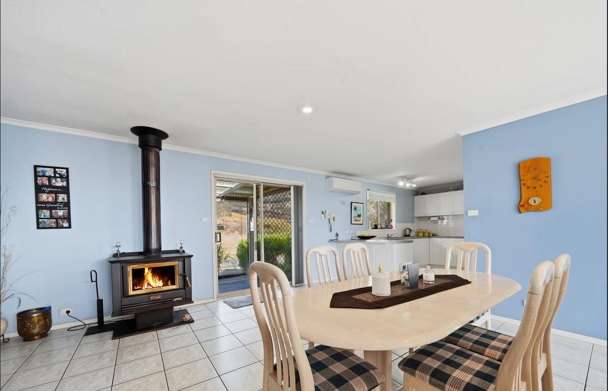f15-dining-fireplace.jpg