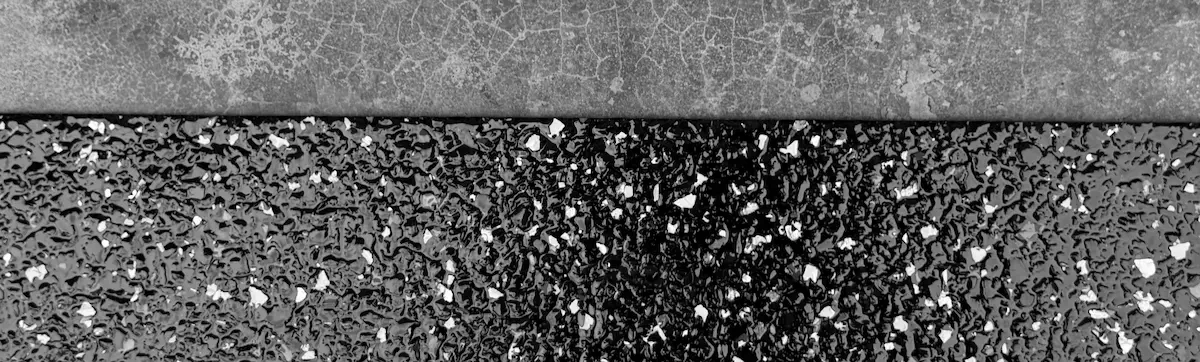 polyaspartic-flake-preto-black-and-white.webp