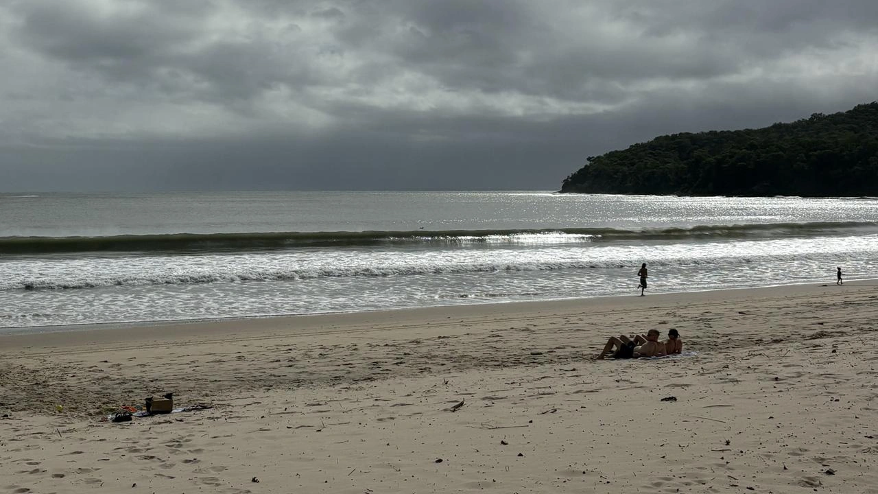 NoosaBeachStormy.jpg
