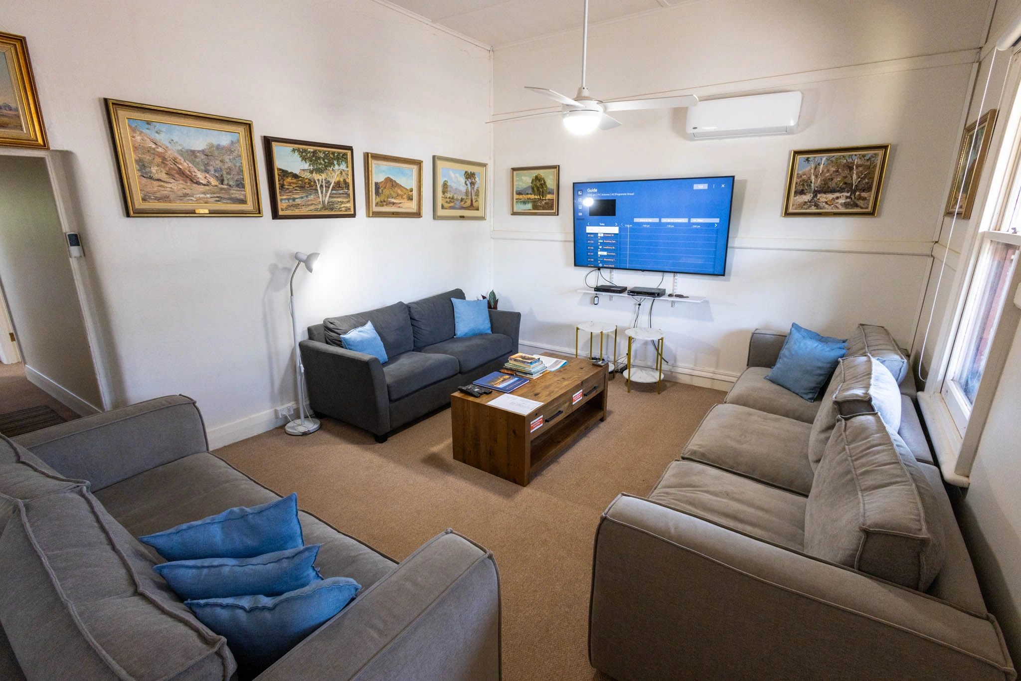 Lounge 1.jpg