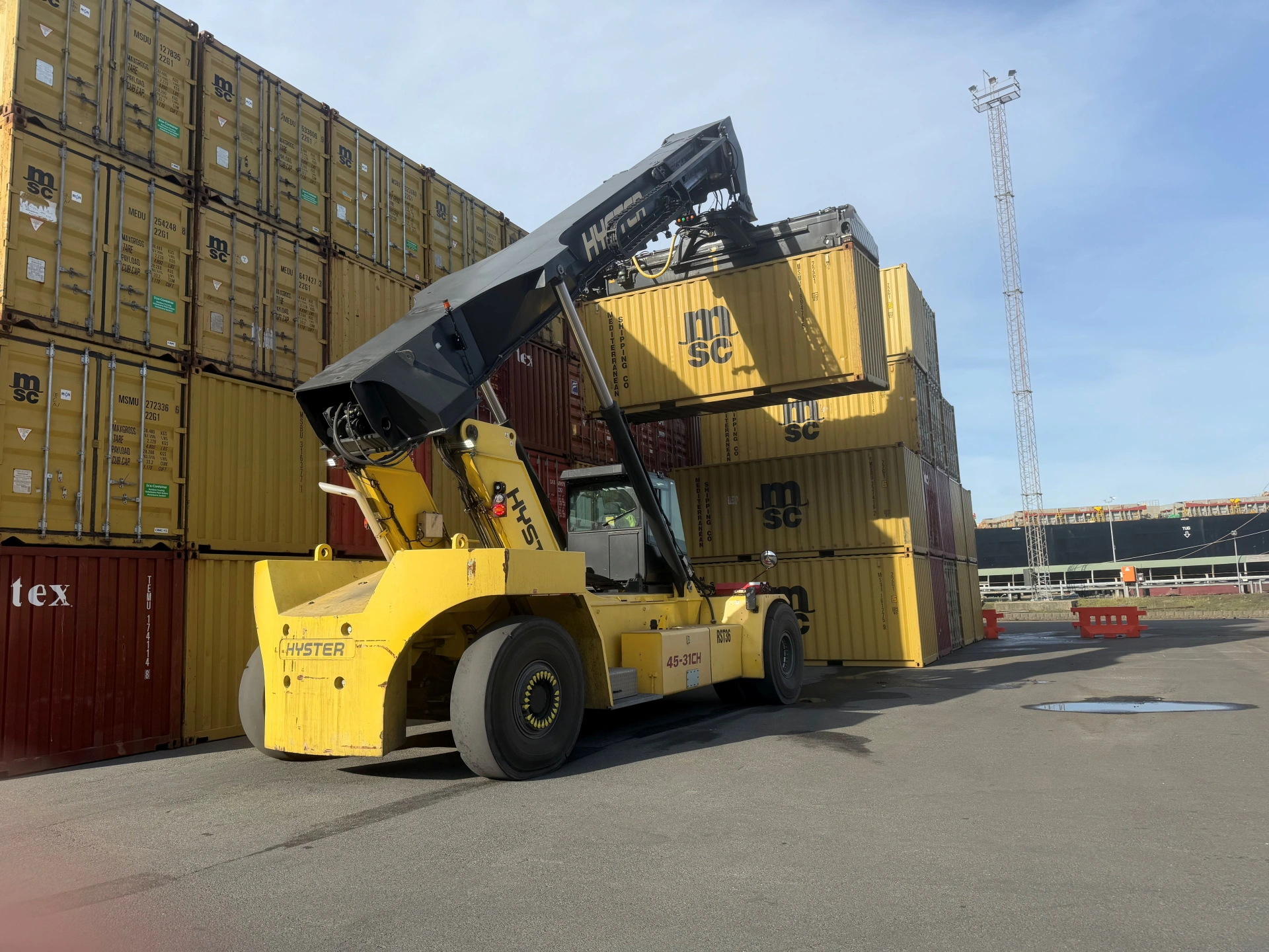 Reachstacker Bell Bay 1.jpg