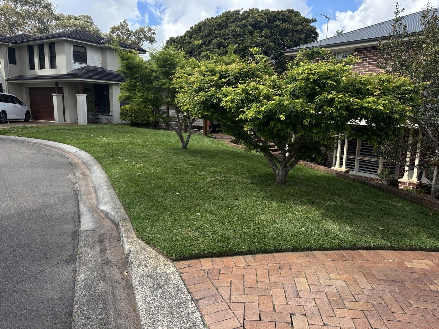 03-curved-front-lawn.jpg