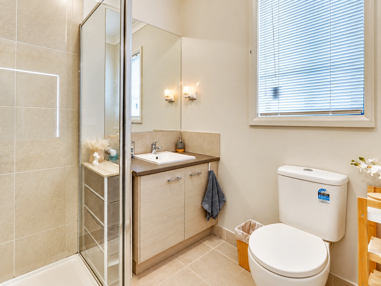 10 gold ensuite.png