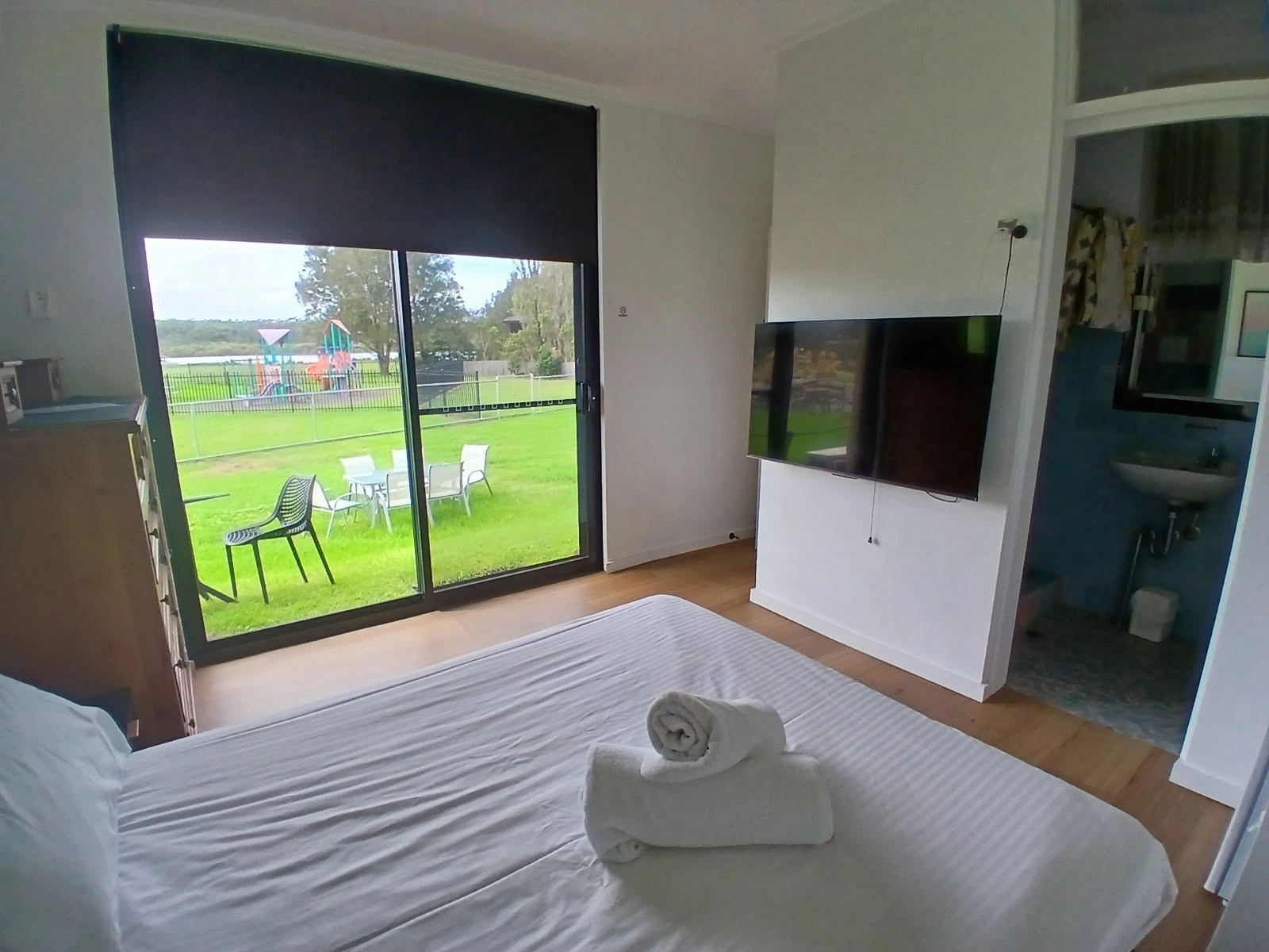 R8 Queen Room2.jpg