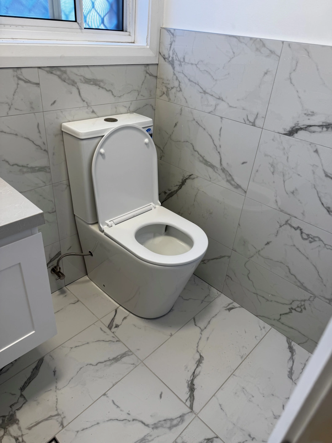 toilet bathroom installiano.jpg