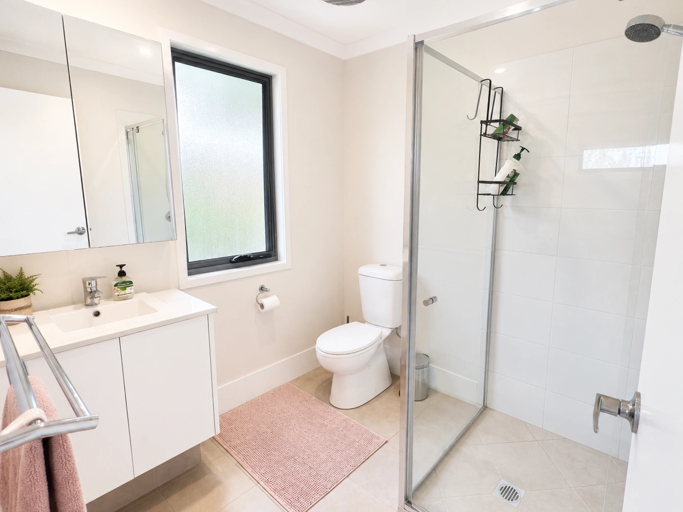 G. MASTER'S ENSUITE TOILET AND BATH.png