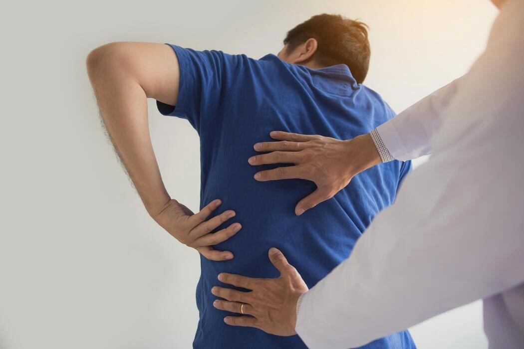 patient-is-pointing-to-the-point-where-the-muscle-pain-is-provided-to-the-physical-therapist-to-check-photo.jpg