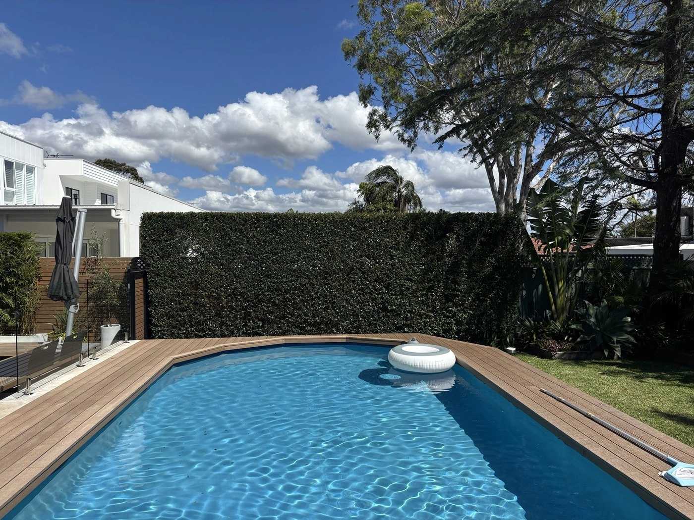 04-poolside-hedge.jpg