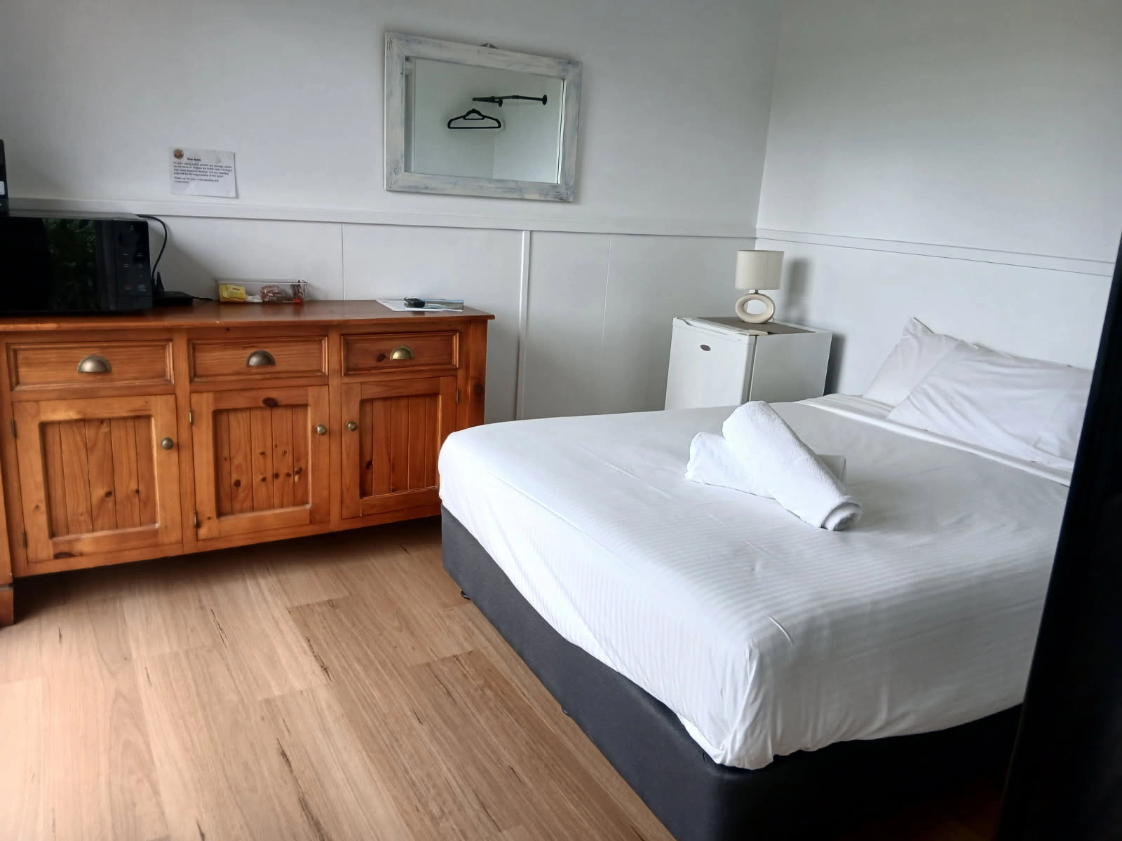 R16 Queen room.jpg