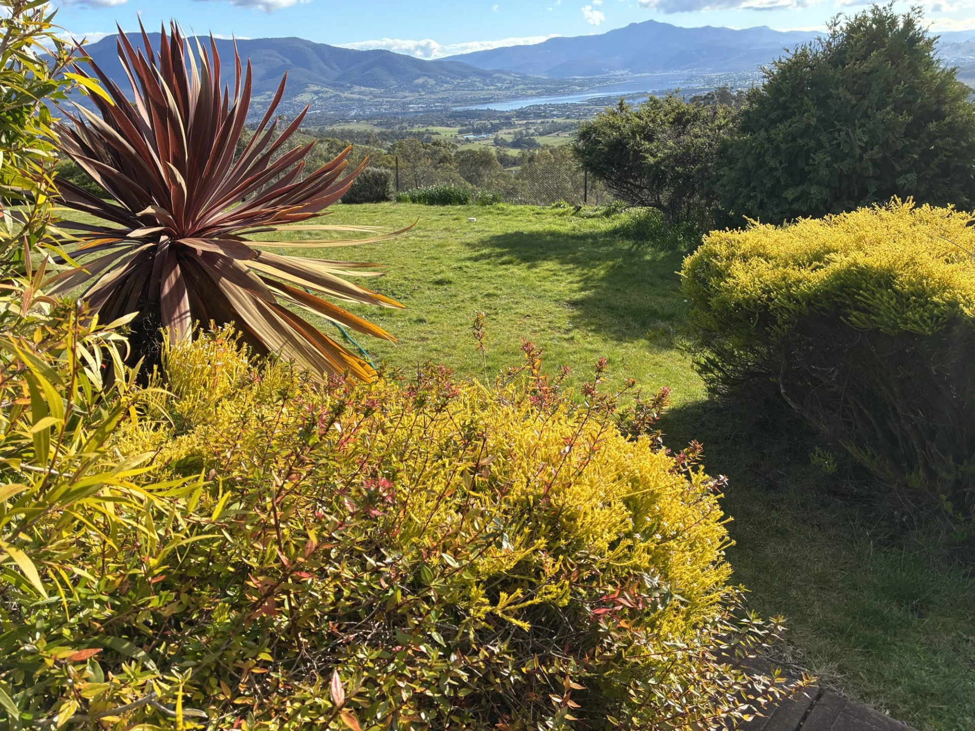 04-garden-derwent-river-view.jpg