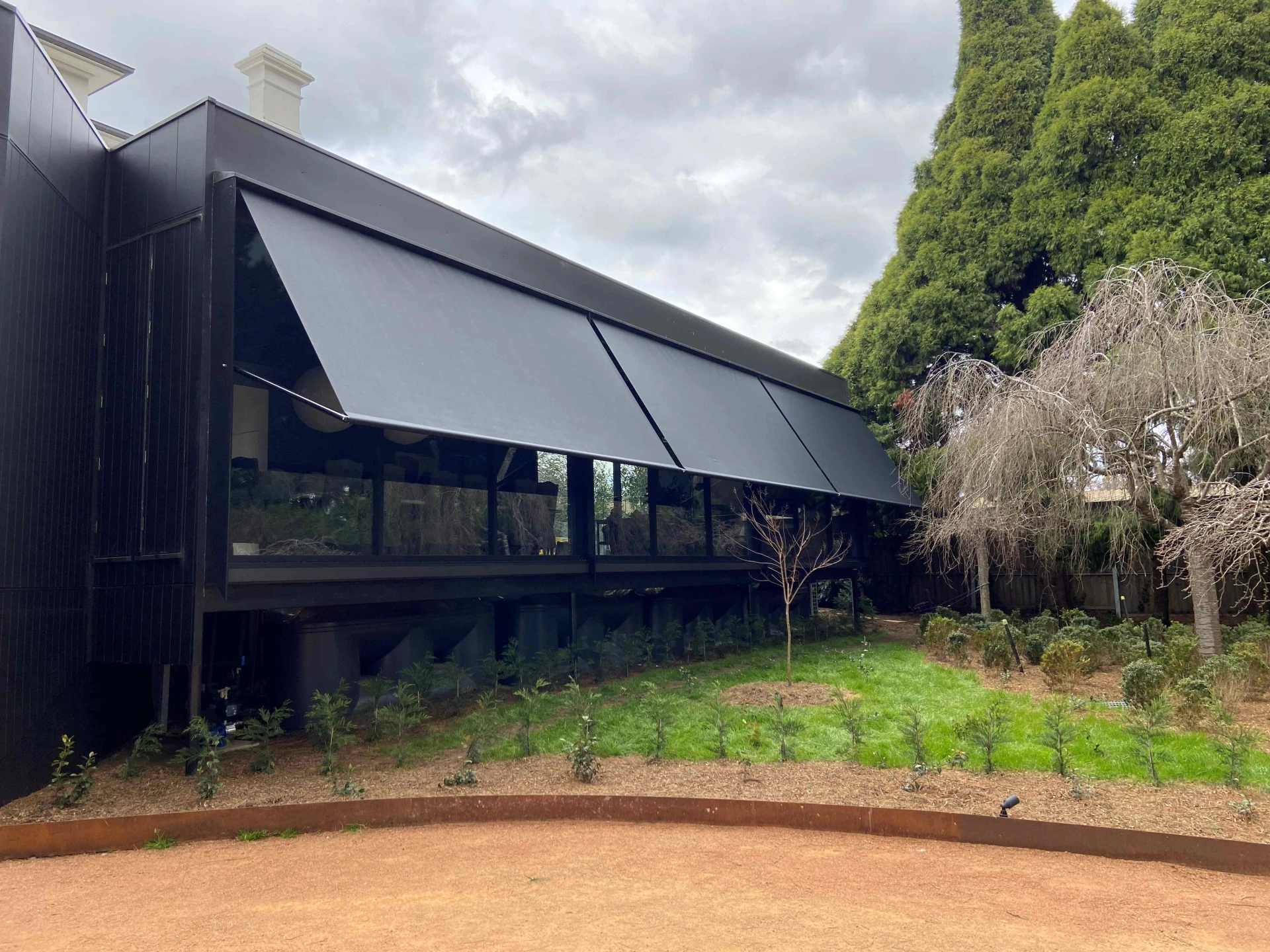 Arvia_awning_black_drop_arm_awning_aalta.jpg