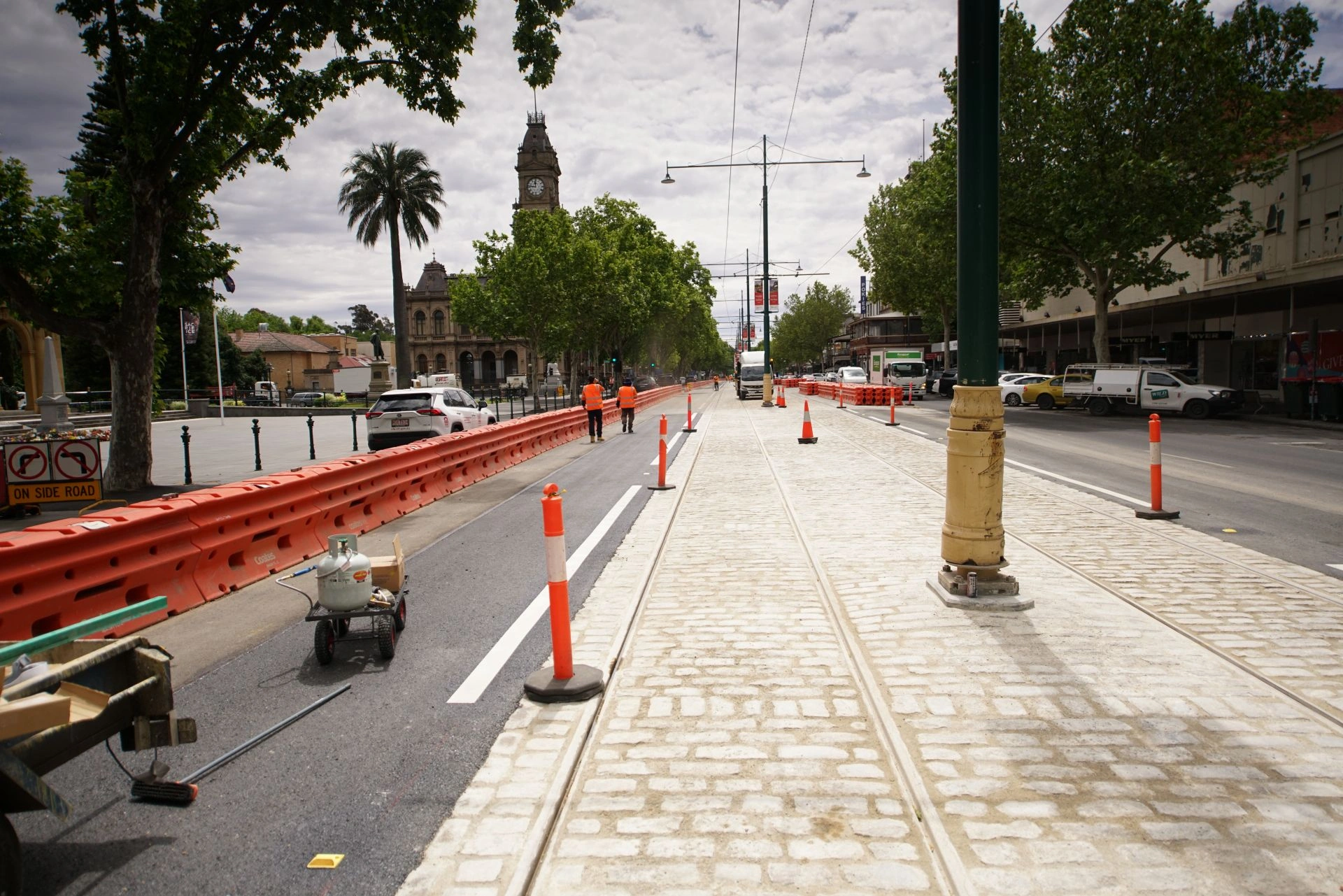 DSC03129-1920-installing-linemarking-infrontof-bendigo-post-office-&-memorial-building-2025-tramway-upgrade.JPG