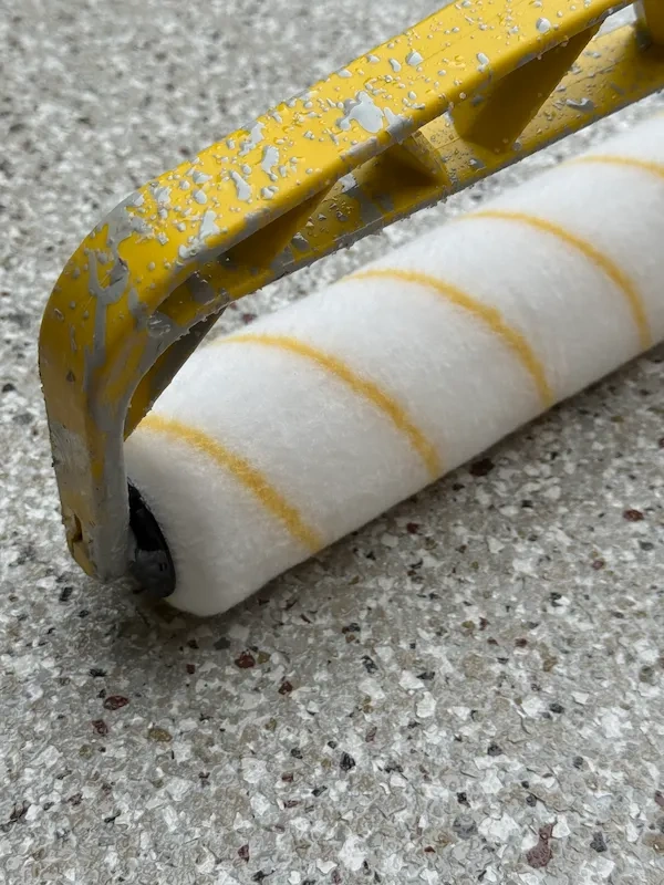 polyaspartic-flake-roller.webp