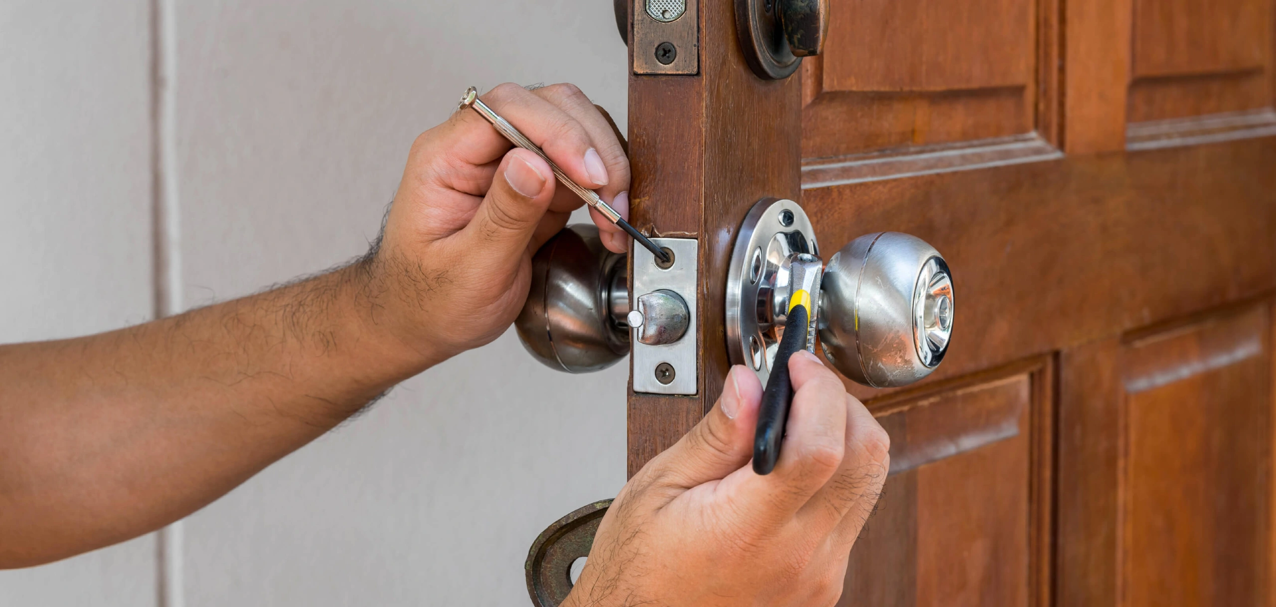 locksmith-working-on-a-door-knob-1.jpg