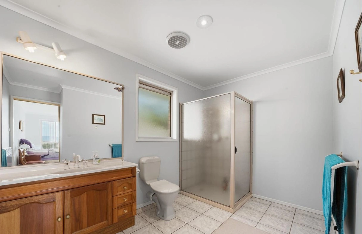 f17-bathroom.jpg